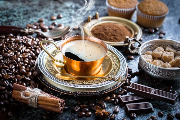 Schwarzer Kaffee Auf Altem Hintergrund — Stockfoto