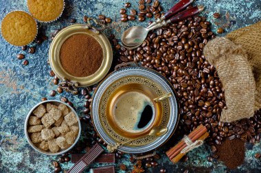 Eski arka plan üzerinde kahve siyah