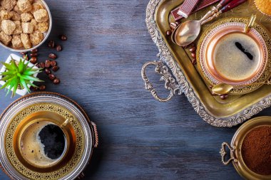 Eski arka plan üzerinde kahve siyah