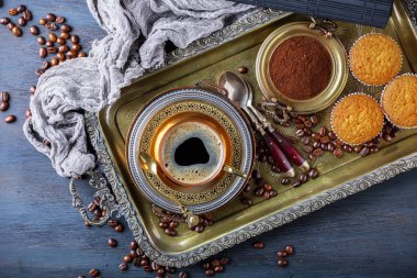 Eski arka plan üzerinde kahve siyah