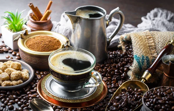 Schwarzer Kaffee Auf Altem Hintergrund — Stockfoto