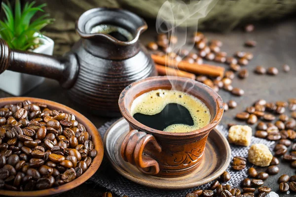 Schwarzer Kaffee Auf Altem Hintergrund — Stockfoto