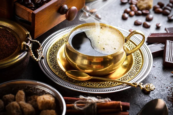 Café Negro Sobre Fondo Viejo — Foto de Stock