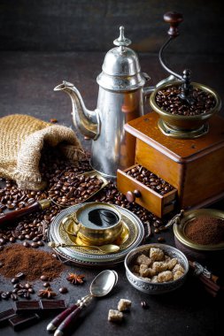 Eski arka plan üzerinde kahve siyah