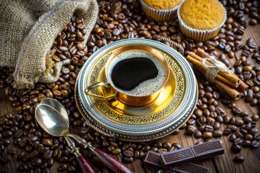 Eski arka plan üzerinde kahve siyah