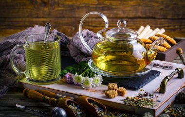 Eski arka plan üzerinde çay