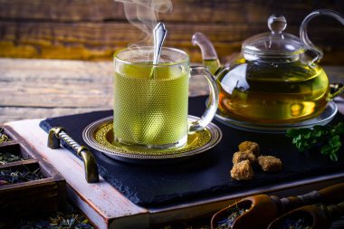 Eski arka plan üzerinde çay