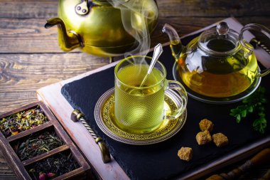 Eski arka plan üzerinde çay