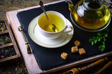 Eski arka plan üzerinde çay