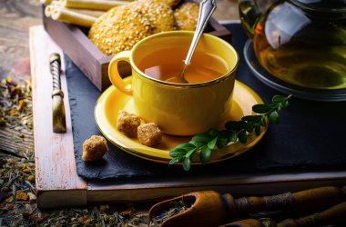 Eski arka plan üzerinde çay