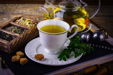 Eski arka plan üzerinde çay