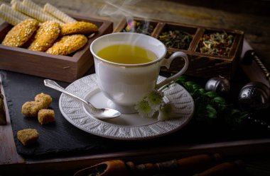 Eski arka plan üzerinde çay