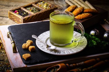 Eski arka plan üzerinde çay