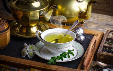 Eski arka plan üzerinde çay