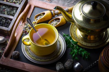 Eski arka plan üzerinde çay