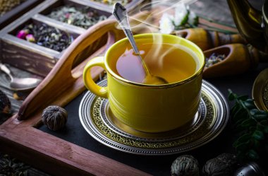 Eski arka plan üzerinde çay