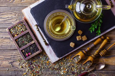 Eski arka plan üzerinde çay