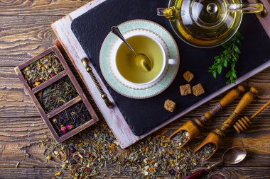 Eski arka plan üzerinde çay
