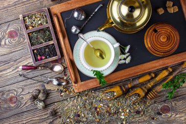 Eski arka plan üzerinde çay