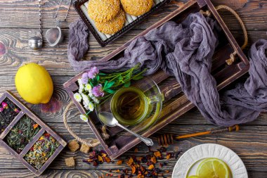 Eski arka plan üzerinde çay