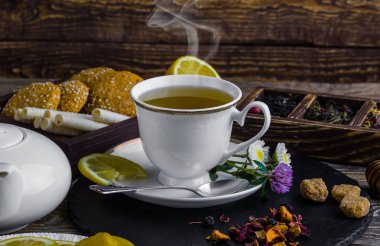 Eski arka plan üzerinde çay