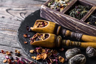 Eski arka plan üzerinde çay