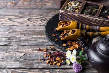 Eski arka plan üzerinde çay