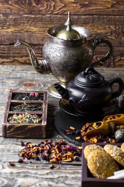 Eski arka plan üzerinde çay