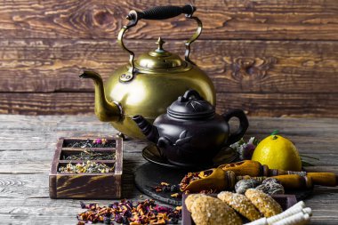 Eski arka plan üzerinde çay