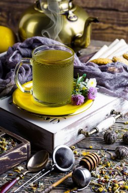 Eski arka plan üzerinde çay