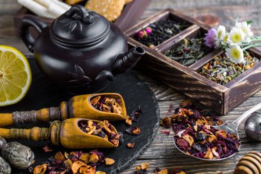 Eski arka plan üzerinde çay