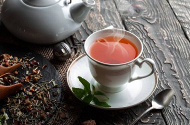 Eski arka plan üzerinde çay