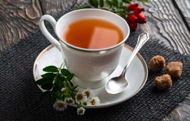 Eski arka plan üzerinde çay