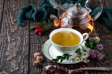 Eski arka plan üzerinde çay