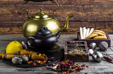 Eski arka plan üzerinde çay