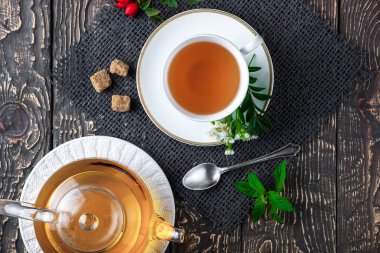 Eski arka plan üzerinde çay