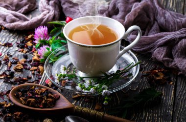 Eski arka plan üzerinde çay