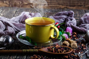 Eski arka plan üzerinde çay