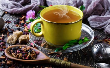 Eski arka plan üzerinde çay