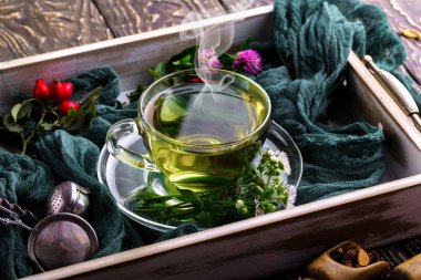 Eski arka plan üzerinde çay