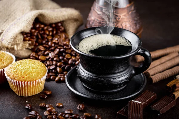 Café Negro Sobre Fondo Viejo — Foto de Stock