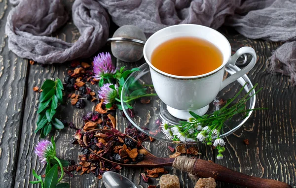 Eski arka plan üzerinde çay