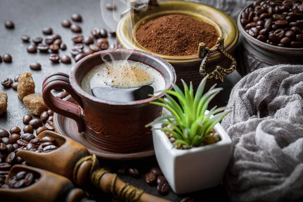 Café Negro Sobre Fondo Viejo —  Fotos de Stock