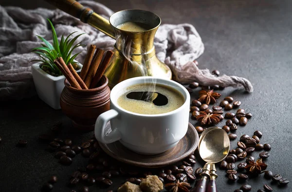 Schwarzer Kaffee Auf Altem Hintergrund — Stockfoto