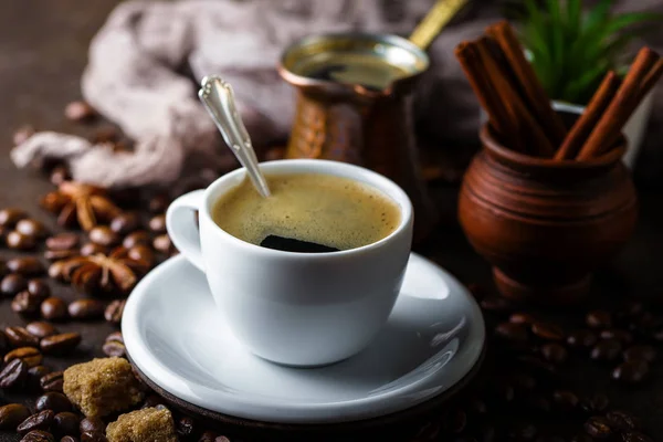 Schwarzer Kaffee Auf Altem Hintergrund — Stockfoto
