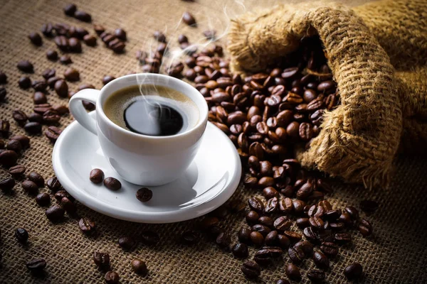 Schwarzer Kaffee Auf Altem Hintergrund — Stockfoto