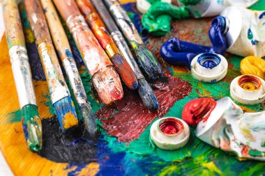 Boya fırçaları ve çizim için boyalar.