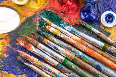 Boya fırçaları ve çizim için boyalar.