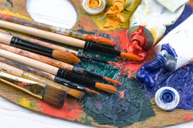 Boya fırçaları ve çizim için boyalar.