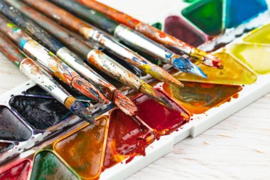 Boya fırçaları ve çizim için boyalar.